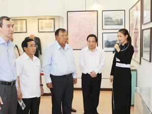 รองประธานประเทศลาวพร้อมคณะผู้แทนลาวเยือนจังหวัด Tuyên Quang